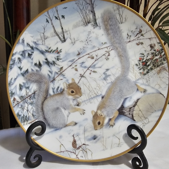 The Woodland Year "Squirreling For Nuts" Collector's Plate by Peter Barrett - Picture 8 of 12